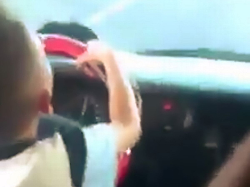 بالفيديو: طفل يقود سيارة على طريقٍ عامٍ بسرعة 120 كلم/الساعة!